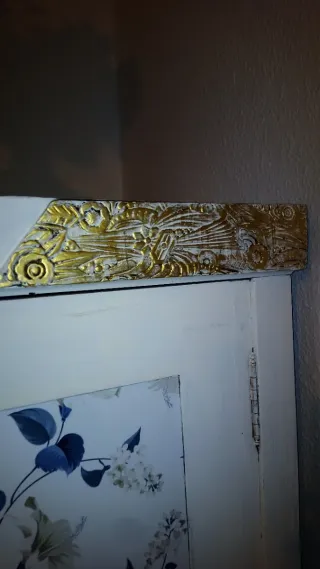Armario restaurado con diseño floral