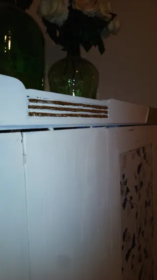 Armario restaurado con diseño floral