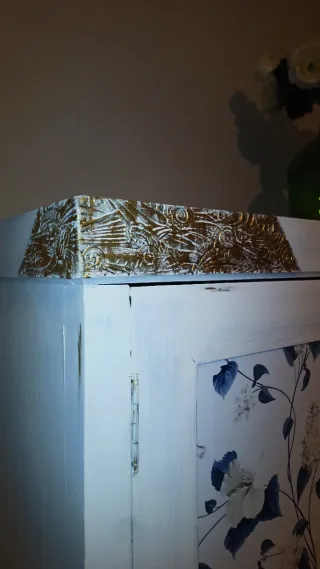 Armario restaurado con diseño floral