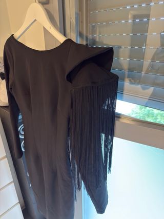 Vestido midi con volantes y flecos