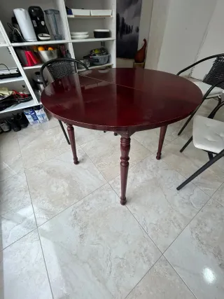 Mesa redonda de madera oscura