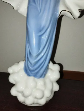 Virgen de porcelana con aureola