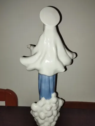 Virgen de porcelana con aureola