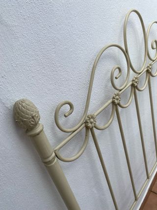 Cabecero de forja en blanco decapado, cama 105cm