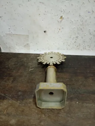 LIQUIDACIÓN Figura religiosa con pedestal