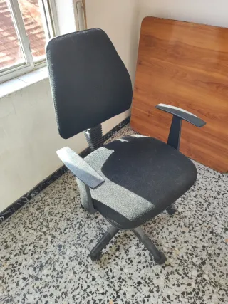 Silla de oficina negra con ruedas