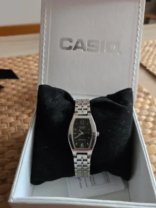 Reloj Casio Mujer Negro y Plateado