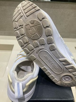 Zapatillas Adidas Blancas y Doradas