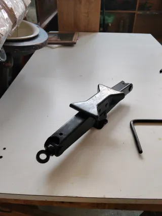 Gato y herramientas para cambio de rueda