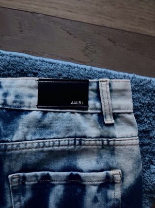 Jeans strappati effetto tie-dye