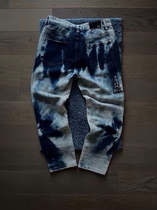 Jeans strappati effetto tie-dye