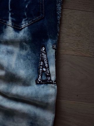 Jeans strappati effetto tie-dye
