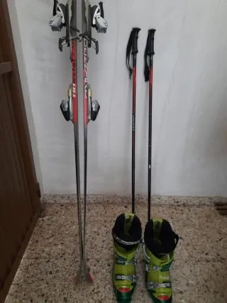 Botas de esquí y bastones