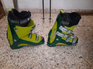 Botas de esquí y bastones