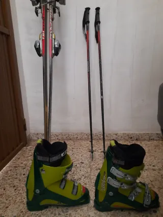 Botas de esquí y bastones