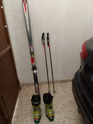 Botas de esquí y bastones