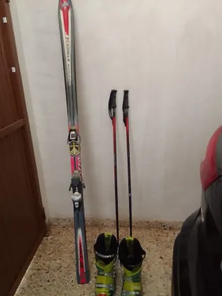 Botas de esquí y bastones