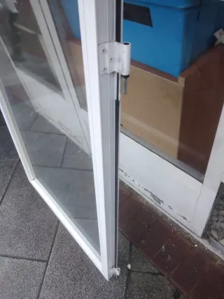 Puerta de aluminio blanca