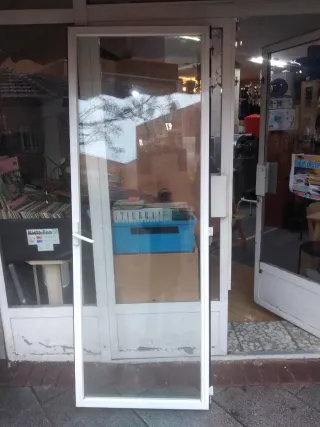 Puerta de aluminio blanca