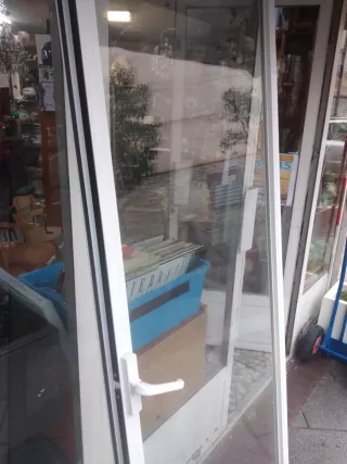 Puerta de aluminio blanca