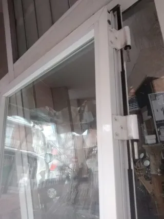 Puerta de aluminio blanca