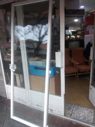 Puerta de aluminio blanca