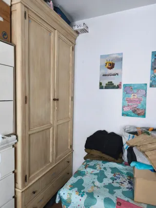 Armario de madera color beige