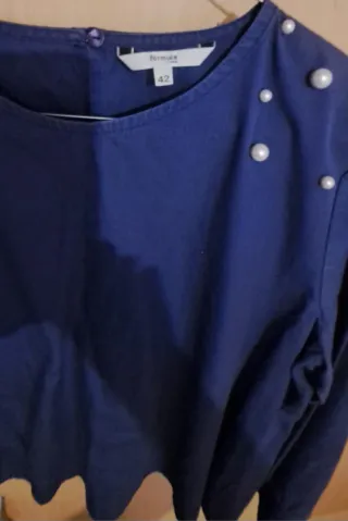Blusa azul con perlas