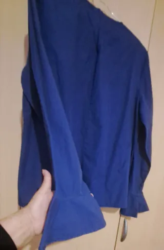 Blusa azul con perlas