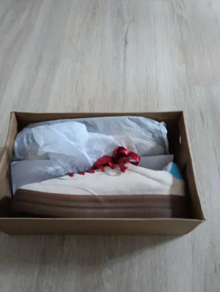 Zapatillas beige y azul con cordones