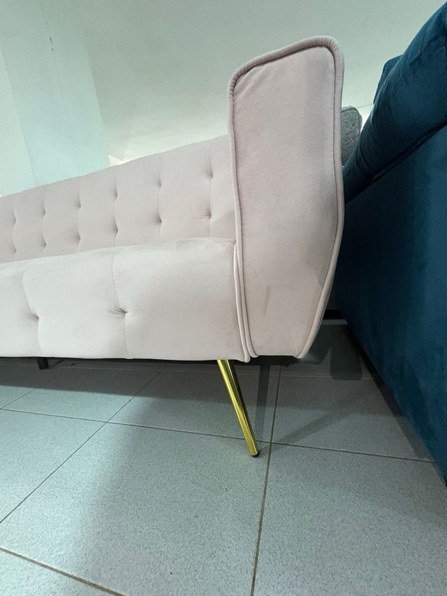 ¡Hermoso Sofá Rosa Terciopelo!