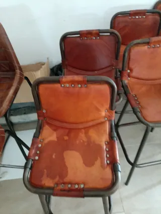 Taburetes de piel marrones