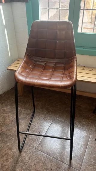Taburetes de piel marrones