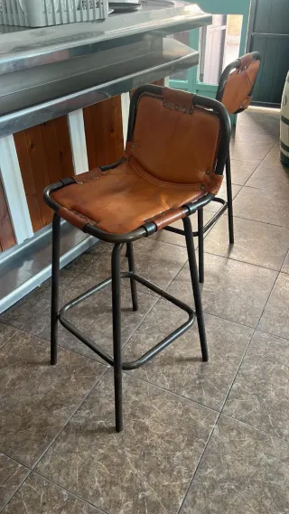 Taburetes de piel marrones