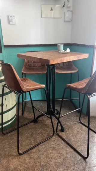 Taburetes de piel marrones