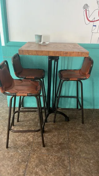 Taburetes de piel marrones