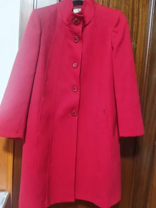 Abrigo rojo elegante de paño