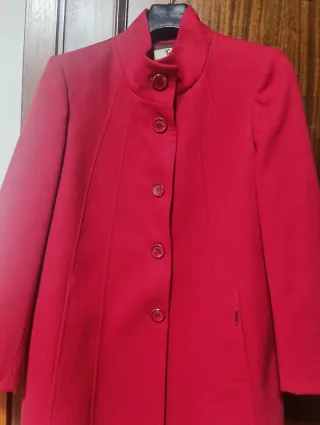 Abrigo rojo elegante de paño