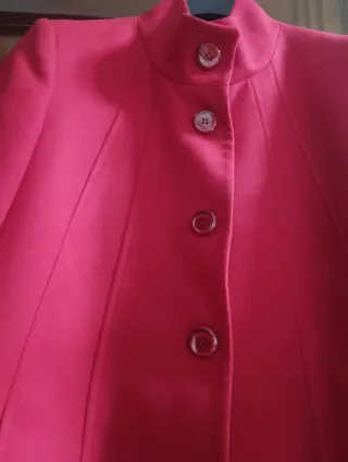 Abrigo rojo elegante de paño
