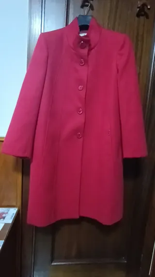 Abrigo rojo elegante de paño