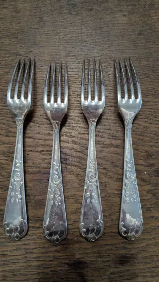 Set de cubiertos de metal plateado