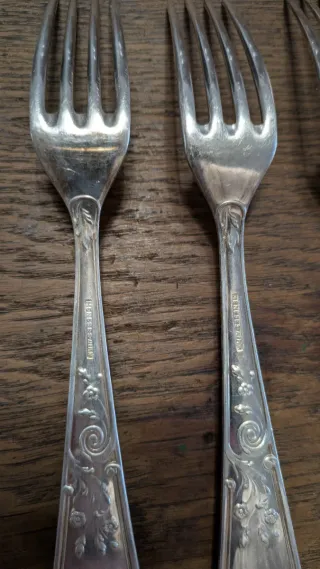 Set de cubiertos de metal plateado