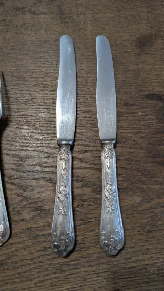 Set de cubiertos de metal plateado