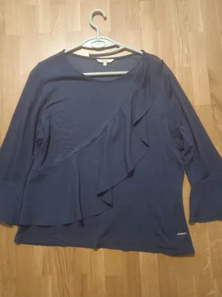 Blusa azul con volantes