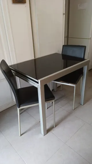 Mesa comedor cristal negro y 2 sillas de cuero art