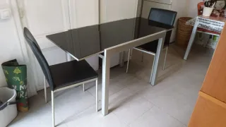 Mesa comedor cristal negro y 2 sillas de cuero art
