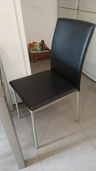 Mesa comedor cristal negro y 2 sillas de cuero art