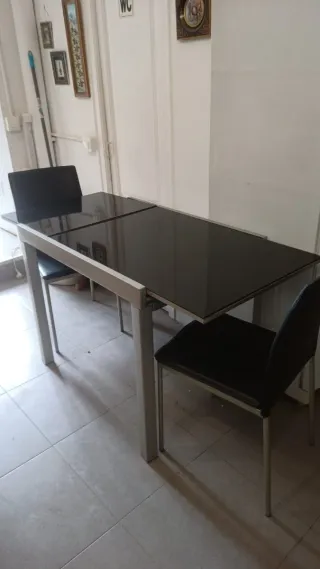 Mesa comedor cristal negro y 2 sillas de cuero art