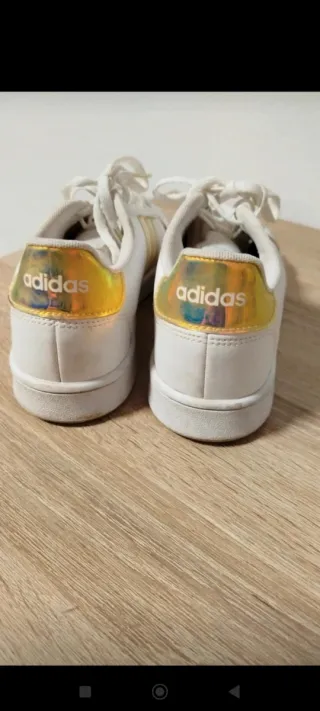 Tenis Adidas Blancos y Dorados