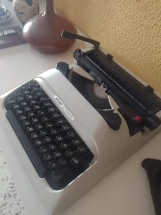 Máquina de escribir Olivetti Lettera 10